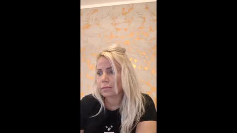 Snapshot of 00yourmilf chatting on 03/19/26, 04:00 Alma online show from 03/19/26, 04:00