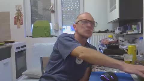 Snapshot of 1973man chatting on 12/18/25, 02:01 1973man online show from 12/18/25, 02:01