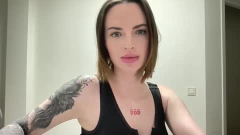 Snapshot of 1dove chatting on 10/04/25, 05:33 DOVE online show from 10/04/25, 05:33