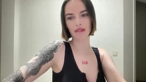 Snapshot of 1dove chatting on 10/20/25, 08:20 DOVE online show from 10/20/25, 08:20