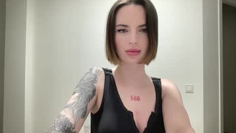 Snapshot of 1dove chatting on 10/31/25, 09:05 DOVE online show from 10/31/25, 09:05