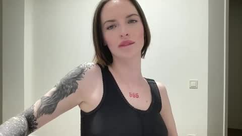 Snapshot of 1dove chatting on 11/14/25, 05:00 DOVE online show from 11/14/25, 05:00