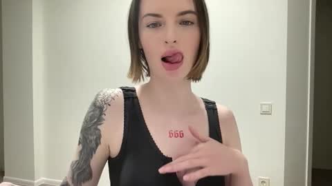 Snapshot of 1dove chatting on 11/25/25, 08:53 DOVE online show from 11/25/25, 08:53