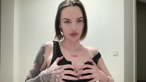 Snapshot of 1dove chatting on 11/30/25, 08:35 DOVE online show from 11/30/25, 08:35