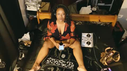 Lillycakes online show from 02/19/25, 02:44