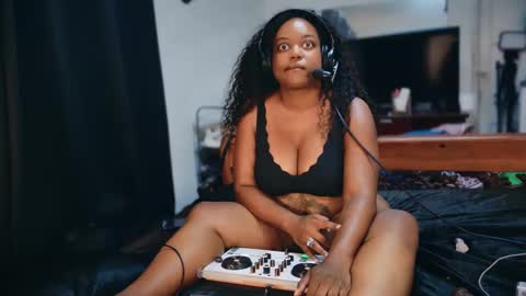 Lillycakes online show from 09/14/25, 02:33