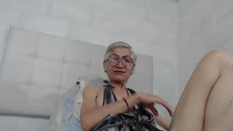 Snapshot of 1miss_monserrate chatting on 02/15/25, 05:28 Miss Monserrate online show from 02/15/25, 05:28