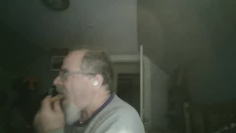 Snapshot of 2003dynawideglide chatting on 01/25/25, 03:40 2003dynawideglide online show from 01/25/25, 03:40