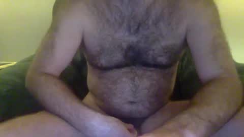 Snapshot of 2hairrypigs chatting on 01/01/25, 06:26 2hairrypigs online show from 01/01/25, 06:26