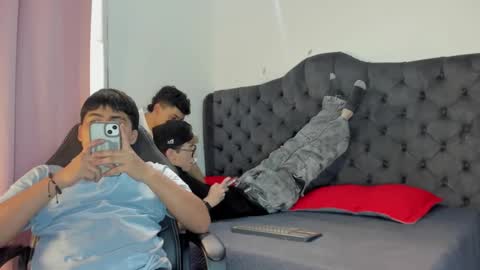 Snapshot of 3guy3 chatting on 11/15/25, 07:21 Guy 1 Guy 2 Guy 3. online show from 11/15/25, 07:21