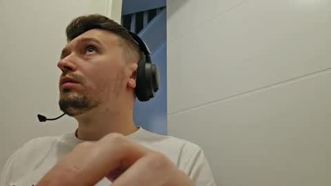 8inchdude93 online show from 09/13/25, 12:16