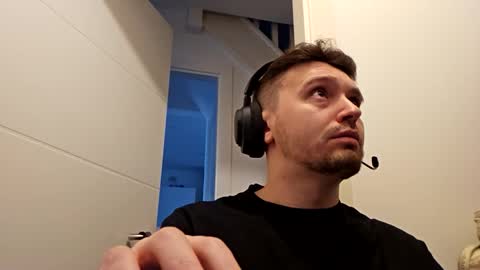 8inchdude93 online show from 10/17/25, 08:39