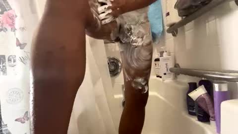 Snapshot of 8rown chatting on 12/15/25, 07:29 Selfsuckboi online show from 12/15/25, 07:29