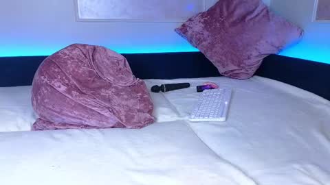 Willow online show from 02/11/25, 12:16