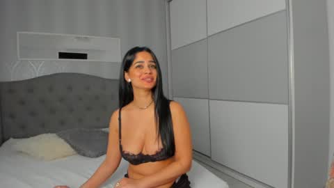 Snapshot of _adelle chatting on 01/12/25, 12:44 Adelle online show from 01/12/25, 12:44