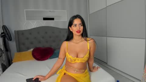 Snapshot of _adelle chatting on 10/25/25, 12:23 Adelle online show from 10/25/25, 12:23