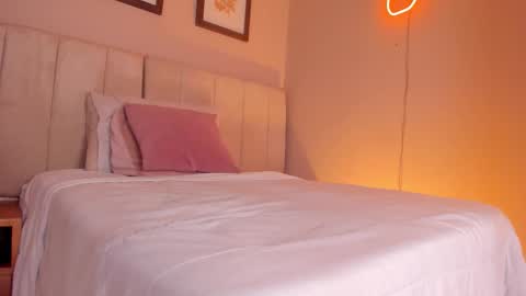 Snapshot of _alison_c chatting on 10/15/25, 11:32 Hii I m Alison online show from 10/15/25, 11:32