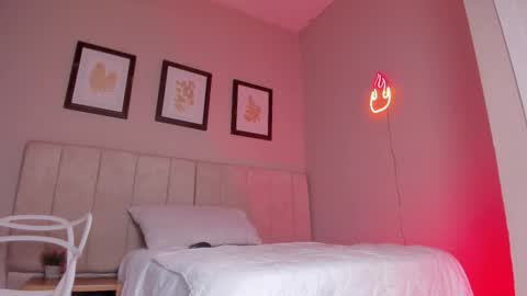 Snapshot of _alison_c chatting on 11/21/25, 11:31 Hii I m Alison online show from 11/21/25, 11:31