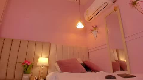 Snapshot of _alison_c chatting on 11/25/25, 11:32 Hii I m Alison online show from 11/25/25, 11:32