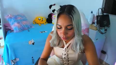 Snapshot of _analia chatting on 12/12/24, 04:04 Analia online show from 12/12/24, 04:04