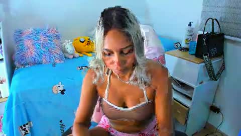 Snapshot of _analia chatting on 12/13/24, 01:37 Analia online show from 12/13/24, 01:37