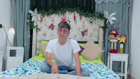 Snapshot of _andrew_williams chatting on 12/18/24, 06:57 Andres online show from 12/18/24, 06:57