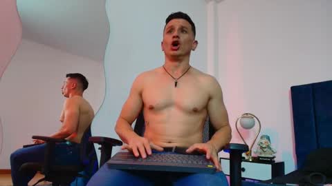 Snapshot of _andrewfalcon2 chatting on 10/06/25, 07:44 _andrewfalcon2 online show from 10/06/25, 07:44