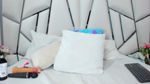 Snapshot of _aurora18 chatting on 09/30/25, 03:11 Aura online show from 09/30/25, 03:11