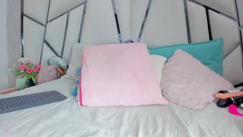 Snapshot of _aurora18 chatting on 11/13/25, 03:16 Aura online show from 11/13/25, 03:16