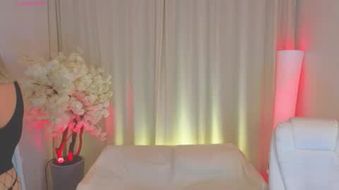 Snapshot of _b00bss_ chatting on 10/10/25, 03:27 Jess online show from 10/10/25, 03:27