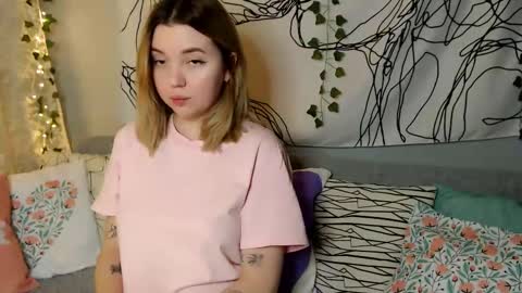 Snapshot of _blonde_barbie_ chatting on 10/16/25, 01:23 Elizabeth online show from 10/16/25, 01:23