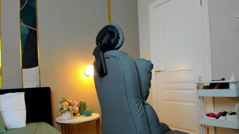 Snapshot of _bunnydollstella_ chatting on 02/24/25, 07:11 Stella online show from 02/24/25, 07:11