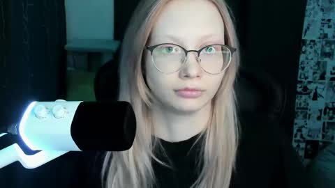 Snapshot of _caramel_milk_ chatting on 03/10/25, 01:56 Merlizz online show from 03/10/25, 01:56