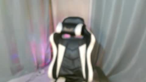 Snapshot of _caroline18_ chatting on 01/08/25, 12:05 Kate flores online show from 01/08/25, 12:05