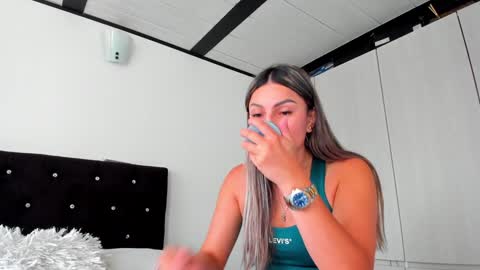 Snapshot of _cereza_ chatting on 01/25/25, 10:28 Bella online show from 01/25/25, 10:28