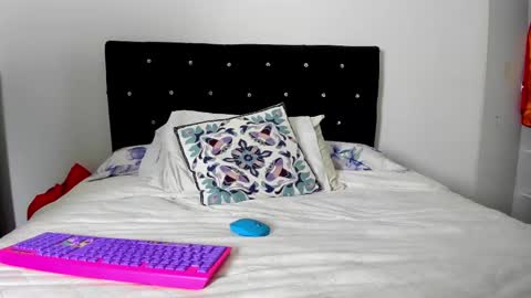 Snapshot of _cereza_ chatting on 02/19/25, 04:12 Bella online show from 02/19/25, 04:12