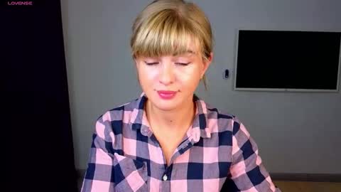 Snapshot of _comefeelme_ chatting on 10/08/25, 05:54 D online show from 10/08/25, 05:54