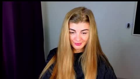 Snapshot of _comefeelme_ chatting on 10/15/25, 06:02 D online show from 10/15/25, 06:02