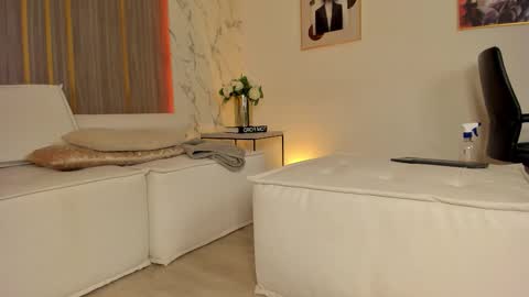 Snapshot of _dollargirl_ chatting on 03/10/26, 01:05 Abril online show from 03/10/26, 01:05