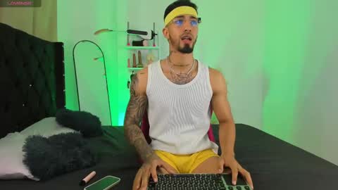 Snapshot of _duriel chatting on 10/02/25, 04:14 Duriel online show from 10/02/25, 04:14