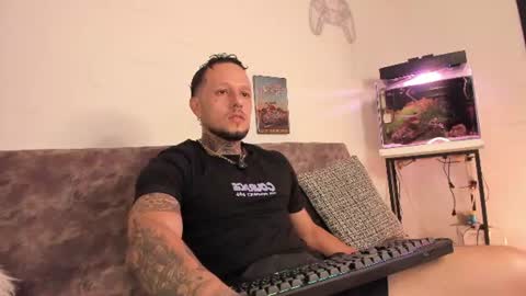 Snapshot of _emilio_escobar chatting on 07/14/26, 10:43 Emilio online show from 07/14/26, 10:43