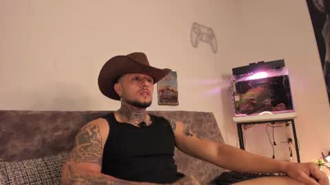 Snapshot of _emilio_escobar chatting on 07/16/26, 10:21 Emilio online show from 07/16/26, 10:21