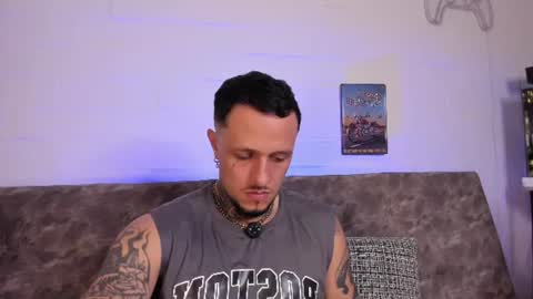 Snapshot of _emilio_escobar chatting on 07/26/26, 04:42 Emilio online show from 07/26/26, 04:42