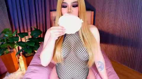 _empressvalerie_ online show from 06/04/26, 09:48
