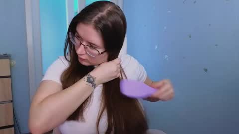 Snapshot of _enni__ chatting on 02/19/25, 11:28 Sam online show from 02/19/25, 11:28