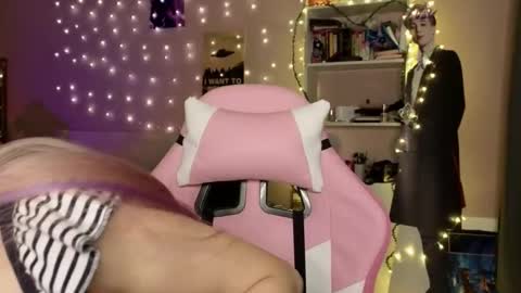 Snapshot of _eve____ chatting on 02/09/26, 02:04 EveEva online show from 02/09/26, 02:04