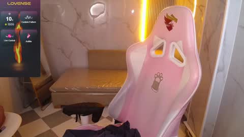 Snapshot of _evoni_b chatting on 10/09/25, 12:58 evoni online show from 10/09/25, 12:58