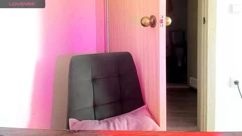 Snapshot of _feralberry__ chatting on 02/13/25, 10:55 Alis online show from 02/13/25, 10:55