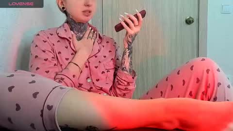 Snapshot of _feralberry__ chatting on 02/14/25, 09:34 Alis online show from 02/14/25, 09:34