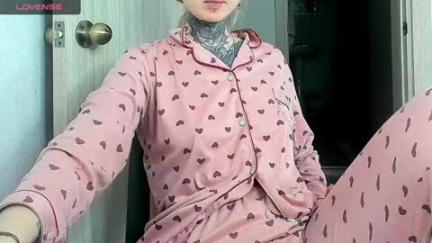 Snapshot of _feralberry__ chatting on 02/25/25, 07:20 Alis online show from 02/25/25, 07:20